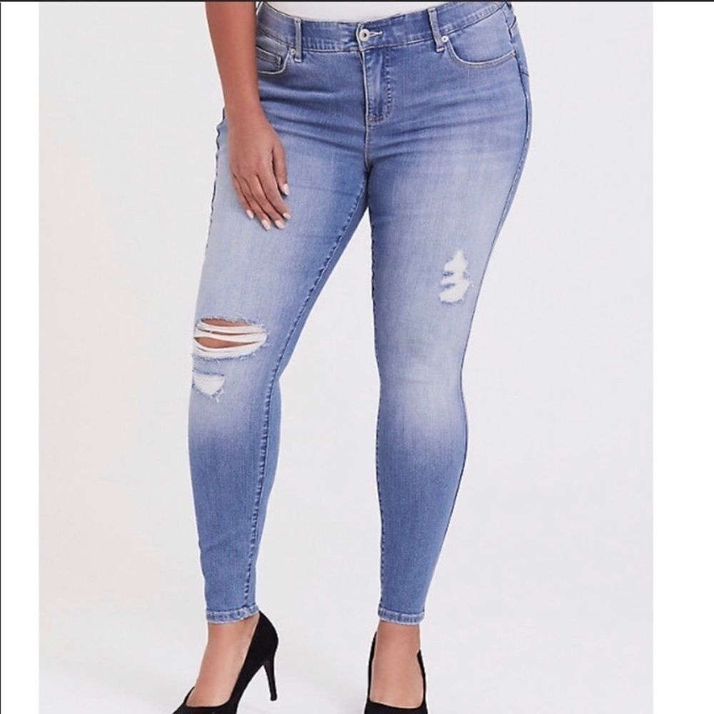 TORRID BOMBSHELL SKINNY JEANS- PREMIUM STRETCH LIGHT WASH